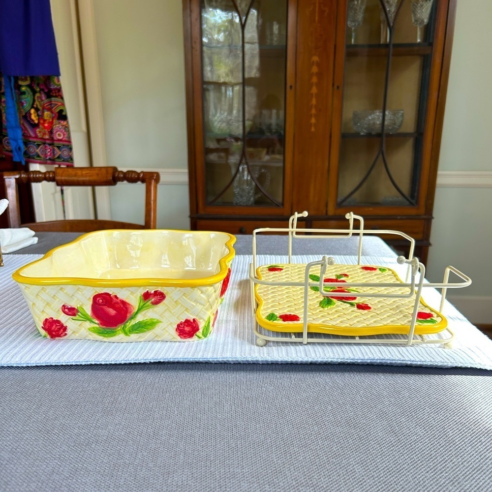 2.5 QT Old World Rose Presentable Serviceware RARE All YELLOW Rare